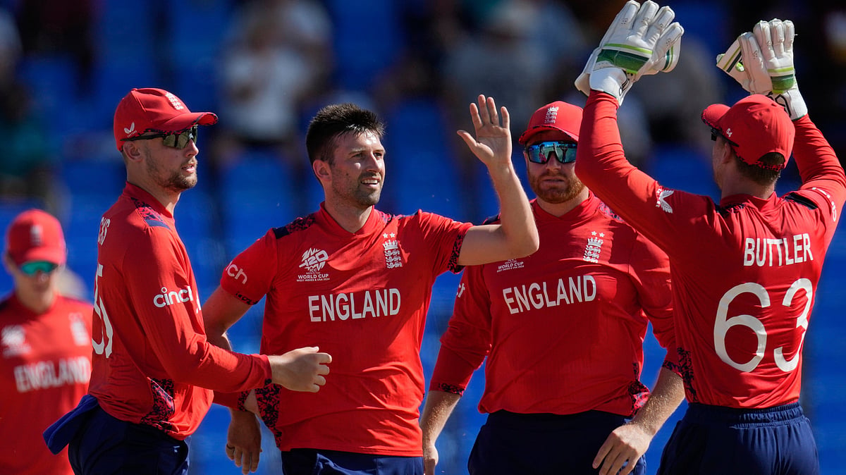 (AP Photo/Ricardo Mazalan) : England's Mark Wood highs five with teammates after taking the wicket